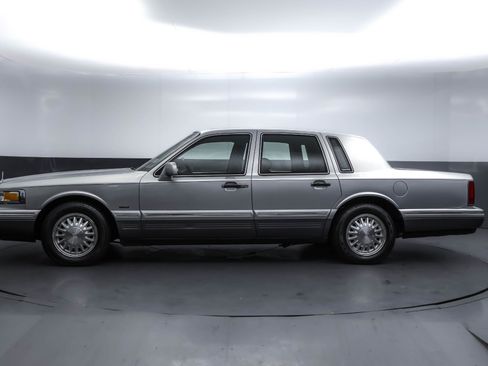 Used 1995 Lincoln Town Car Signature image 2