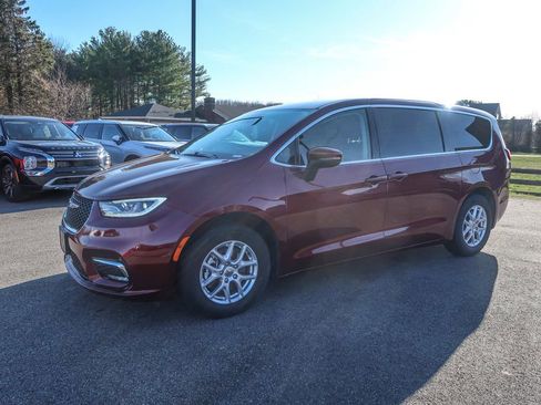 Used 2023 Chrysler Pacifica Touring-L image 4