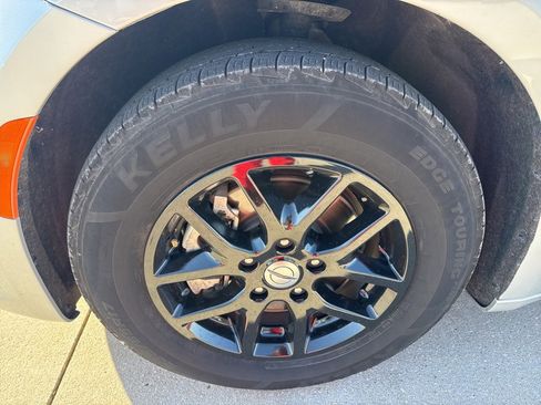 Certified 2024 Chrysler Pacifica Touring-L image 4