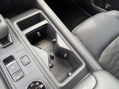 Used 2025 Nissan Pathfinder S AWD/4WD image 38