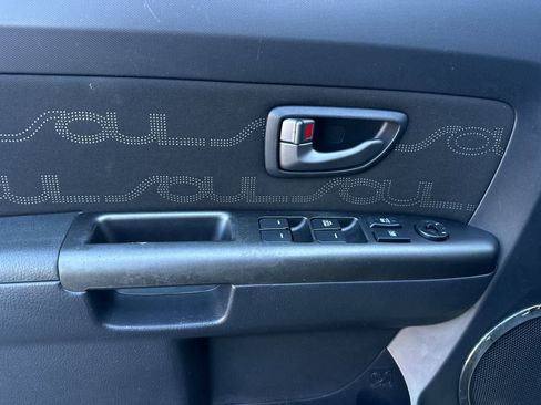 Used 2013 Kia Soul + image 12