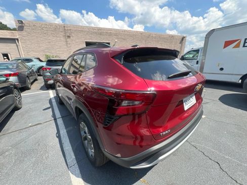Used 2025 Chevrolet Trax LT w/ LT Convenience Package FWD image 5