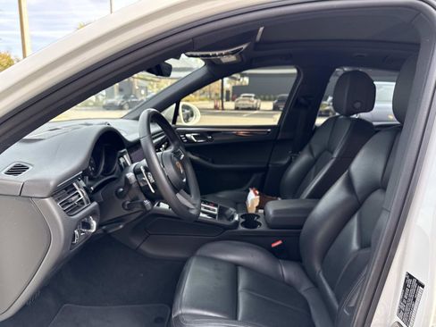 Certified 2022 Porsche Macan image 8