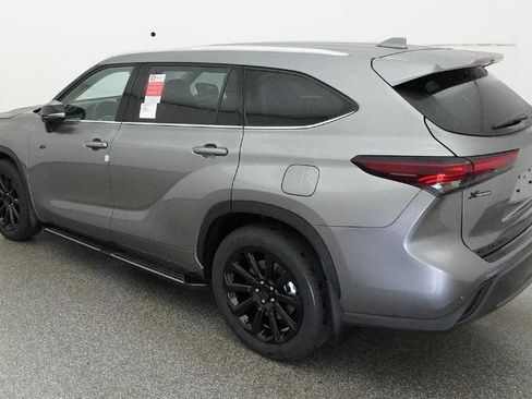 Used 2026 Toyota Highlander Limited AWD/4WD image 3