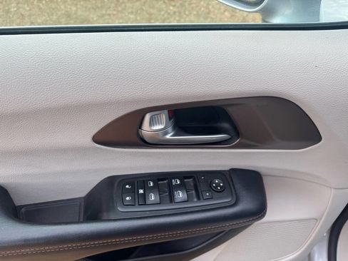 Used 2017 Chrysler Pacifica Touring-L image 12