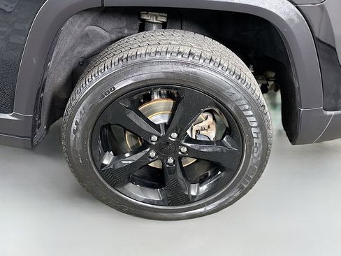 Used 2023 Jeep Grand Cherokee Altitude AWD/4WD image 36