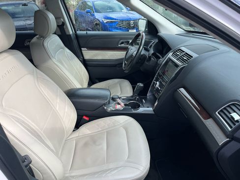 Used 2017 Ford Explorer Platinum image 18
