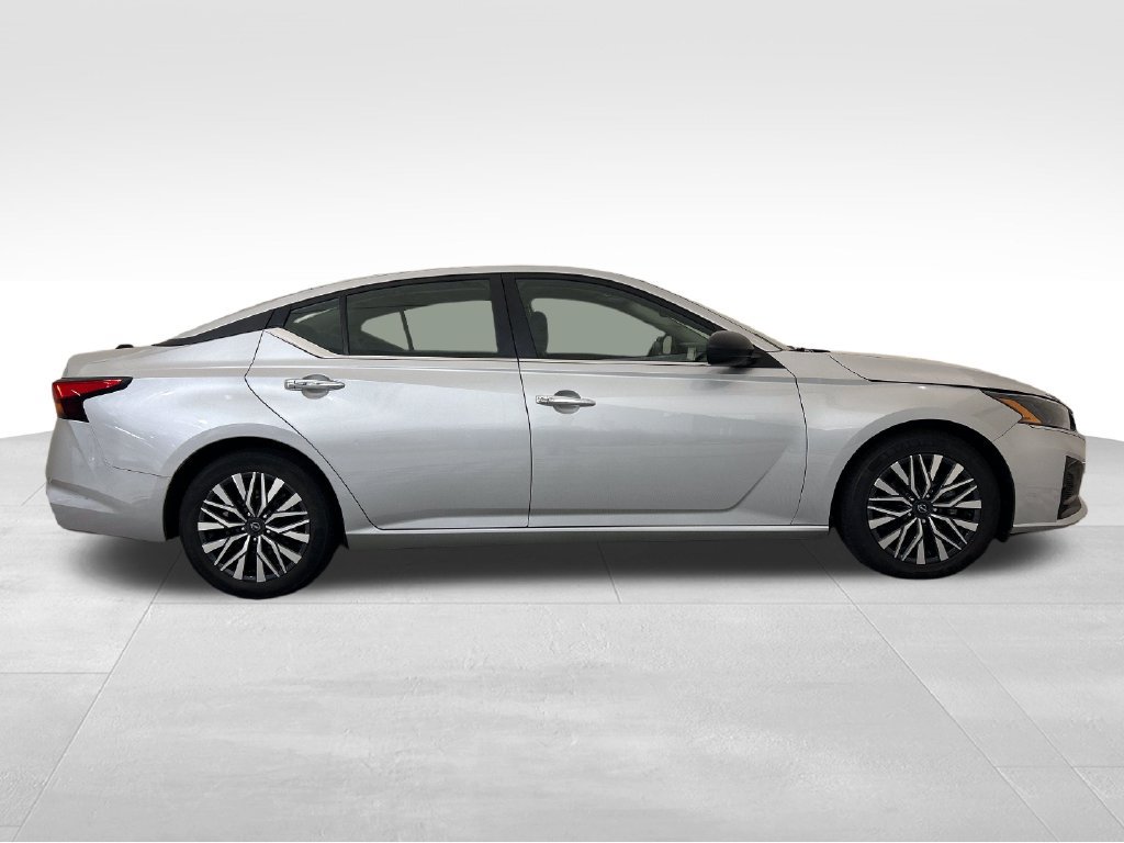 Used 2024 Nissan Altima 2.5 SV FWD image 6