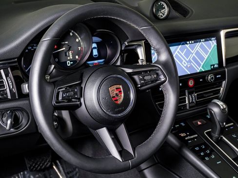 Certified 2025 Porsche Macan image 18