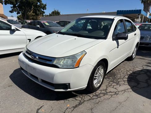 Used 2010 Ford Focus SE image 1