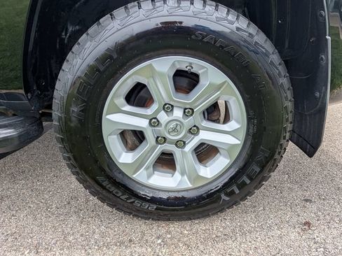Used 2018 Toyota 4Runner SR5 AWD/4WD image 31