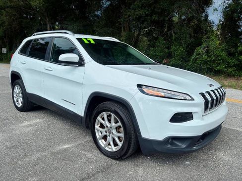 Used 2017 Jeep Cherokee Latitude FWD image 2