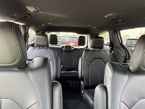 New 2026 Chrysler Pacifica Select image 30