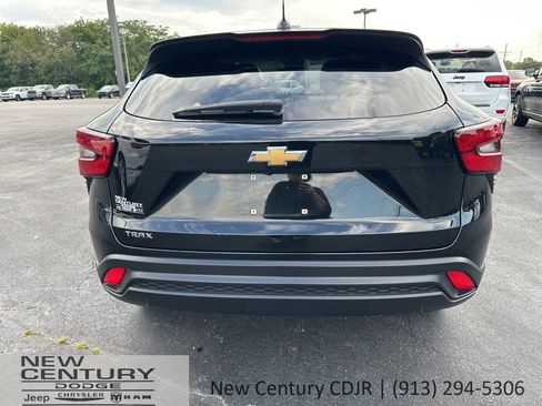 Used 2024 Chevrolet Trax LS FWD image 15