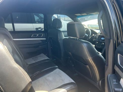 Used 2017 Ford Explorer XLT w/ Equipment Group 202A image 3