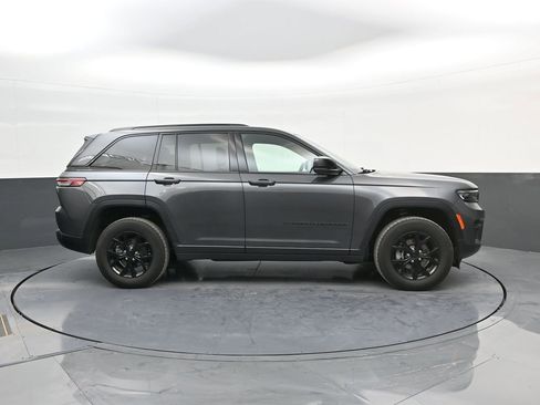 Used 2024 Jeep Grand Cherokee Altitude AWD/4WD image 9