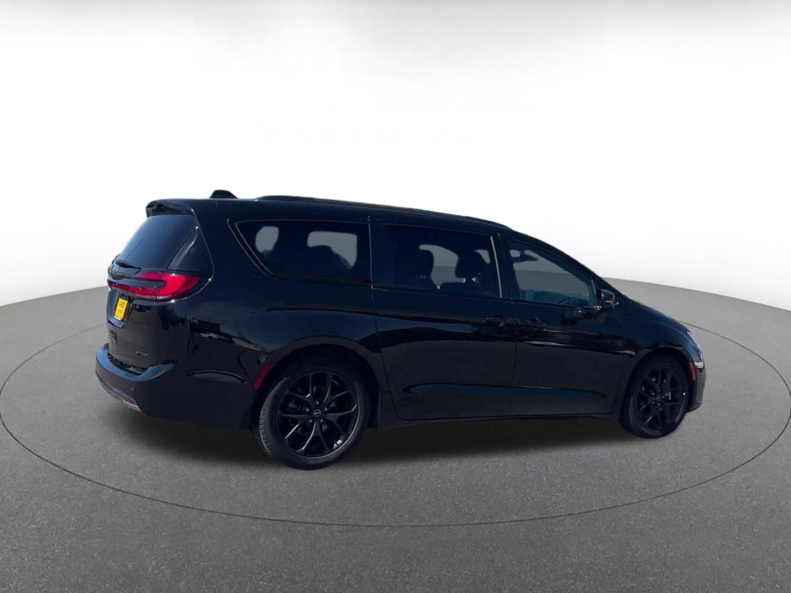 Used 2025 Chrysler Pacifica Limited FWD image 14