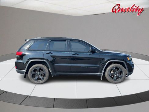 Used 2018 Jeep Grand Cherokee Laredo AWD/4WD image 2