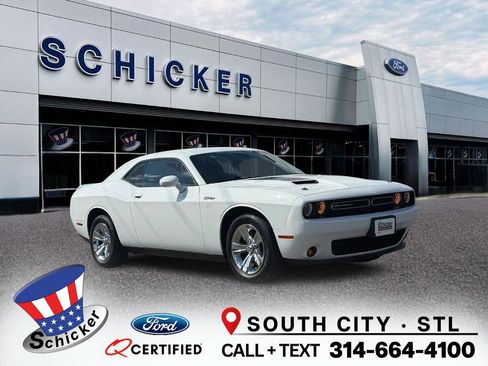 Used 2019 Dodge Challenger SXT image 1