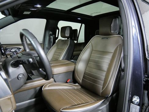 Used 2025 GMC Yukon Denali Ultimate AWD/4WD image 11