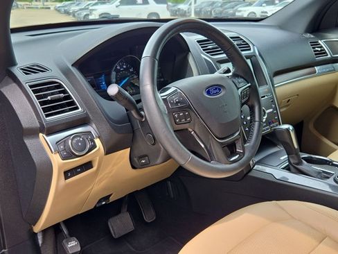 Used 2017 Ford Explorer Limited w/ Equipment Group 301A FWD image 10
