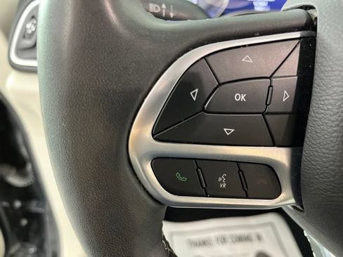 Used 2023 Chrysler Pacifica Touring-L FWD image 23