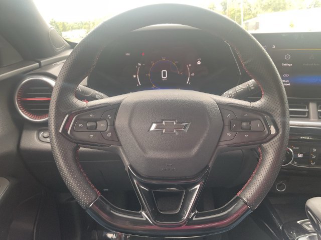 Certified 2025 Chevrolet Trax RS w/ Sunroof Package FWD image 12