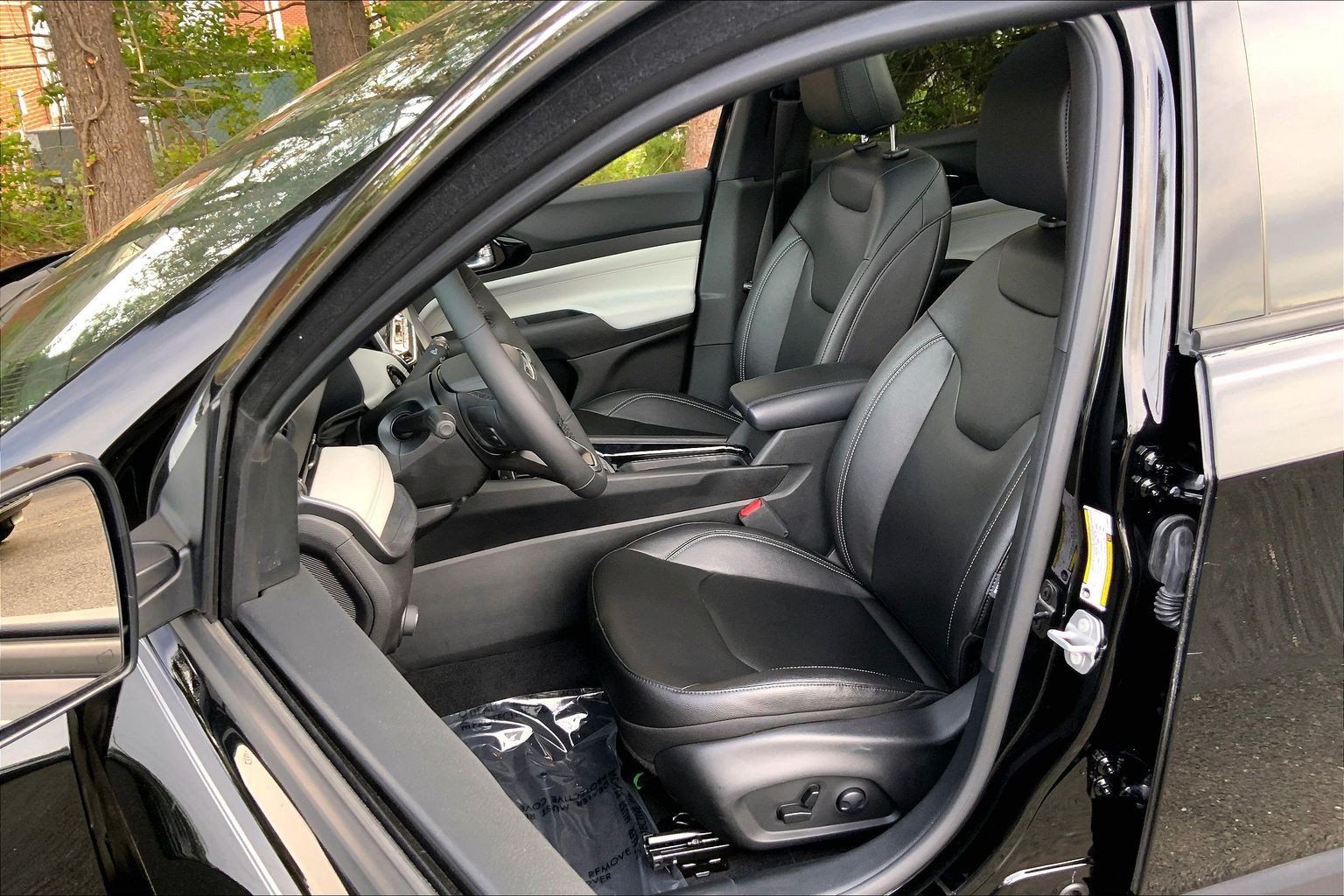 Used 2025 Jeep Compass Limited w/ Sun & Sound Group AWD/4WD image 7