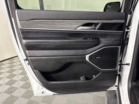 Used 2024 Jeep Wagoneer L Series II image 41