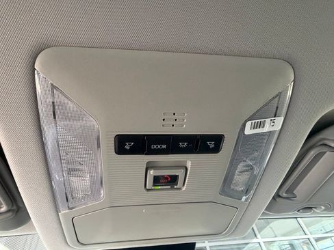 Used 2025 Toyota RAV4 XLE AWD/4WD image 22
