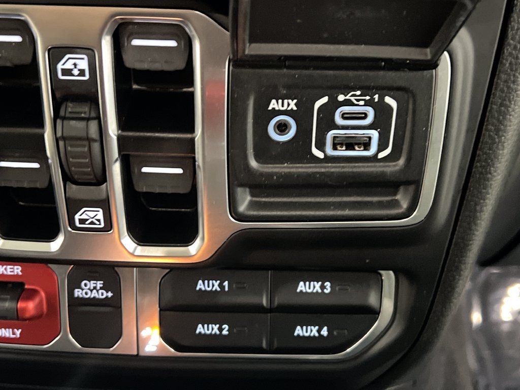 Used 2025 Jeep Gladiator Mojave w/ Convenience Group AWD/4WD image 48