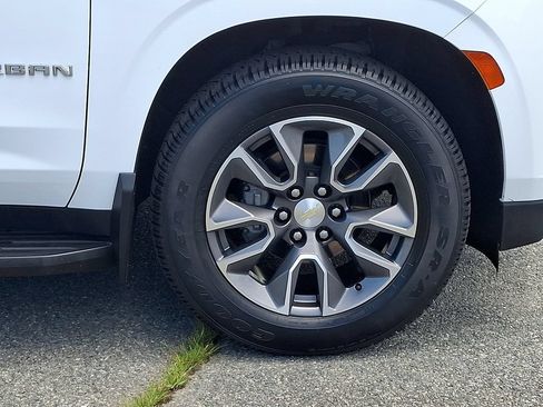 Used 2021 Chevrolet Suburban LT w/ Luxury Package AWD/4WD image 8