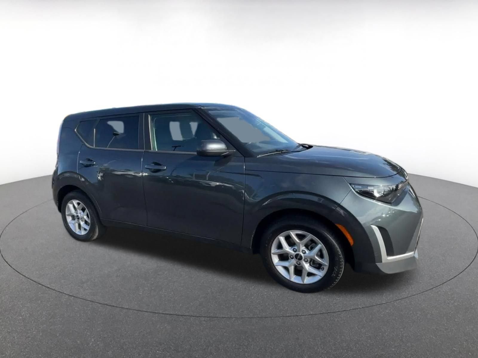 Used 2025 Kia Soul LX w/ LX Technology Package FWD image 2