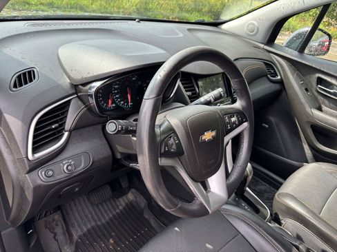 Used 2018 Chevrolet Trax LT w/ Sun & Sound Package AWD/4WD image 14