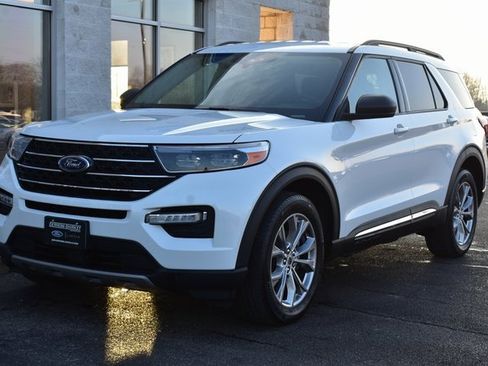 Used 2022 Ford Explorer XLT w/ Equipment Group 202A image 9