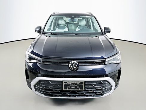 New 2025 Volkswagen Taos SE w/ Panoramic Sunroof Package image 2