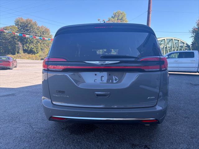 Certified 2025 Chrysler Pacifica Select AWD/4WD image 8