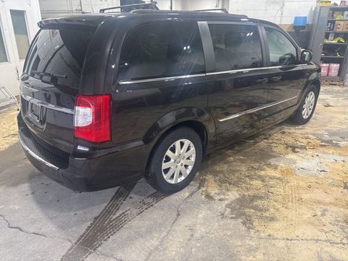 Used 2014 Chrysler Town & Country Touring image 3