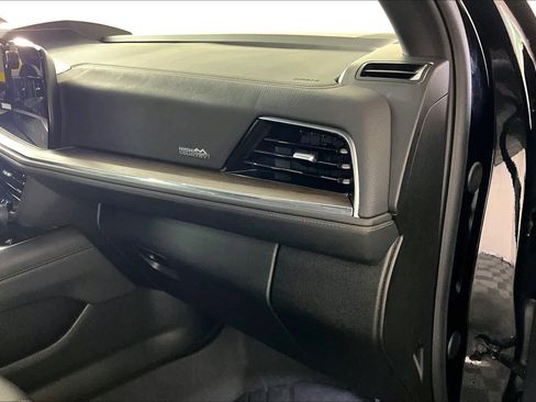 Used 2025 Chevrolet Suburban High Country image 17