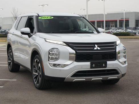 Used 2024 Mitsubishi Outlander SE image 2