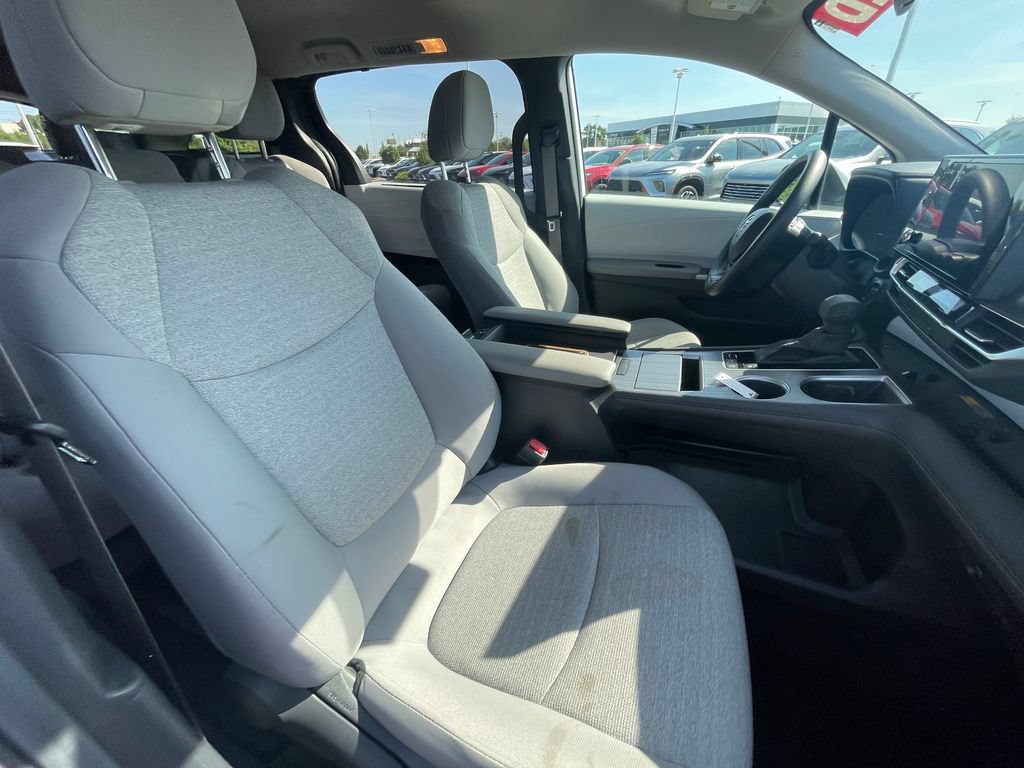 Used 2025 Toyota Sienna LE FWD image 27