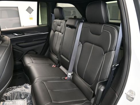 Used 2025 Jeep Grand Cherokee Limited image 32