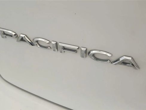 Used 2023 Chrysler Pacifica Touring-L FWD image 17