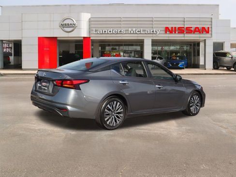 Used 2024 Nissan Altima 2.5 SV image 3