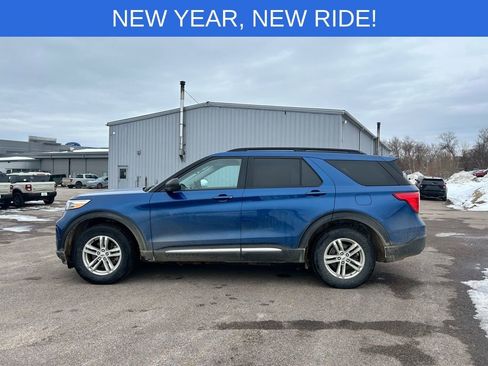 Used 2022 Ford Explorer XLT w/ Equipment Group 202A image 3