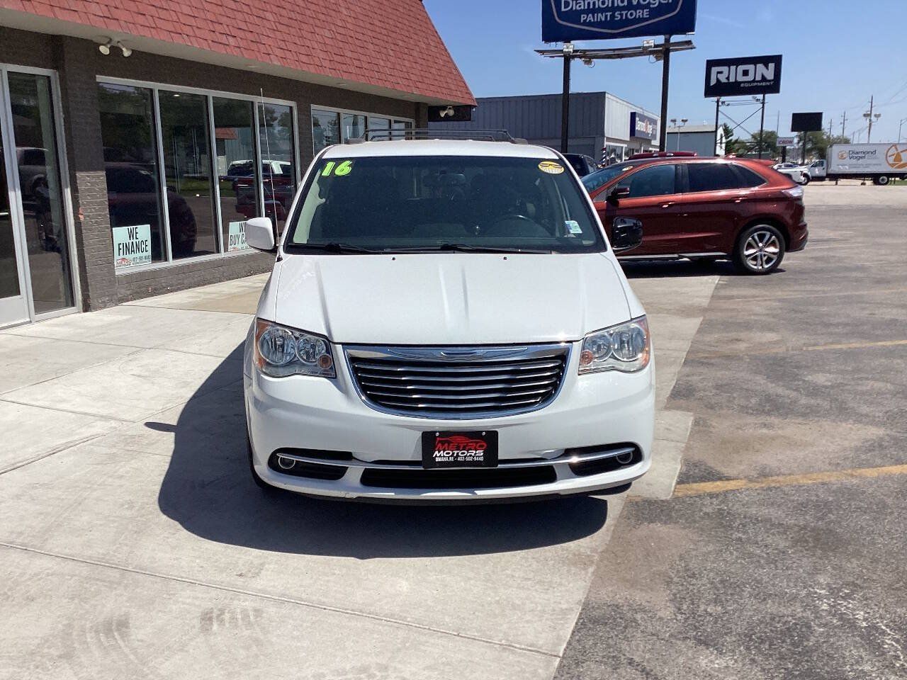 Used 2016 Chrysler Town & Country Touring w/ Driver Convenience Group FWD image 4