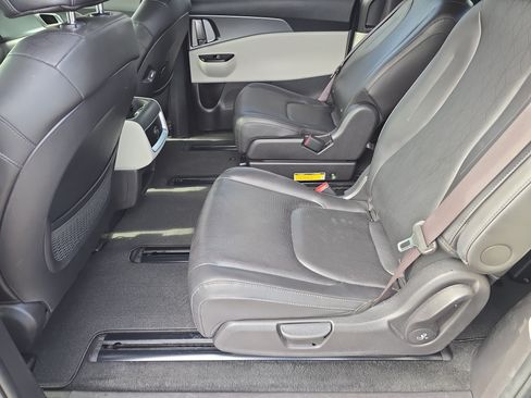 Used 2023 Kia Carnival LX FWD image 16