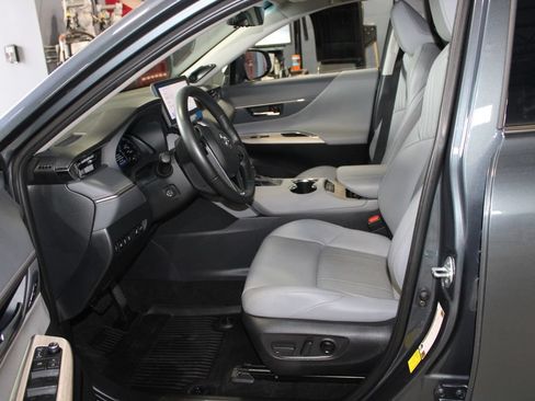 Used 2024 Toyota Venza Limited AWD/4WD image 9