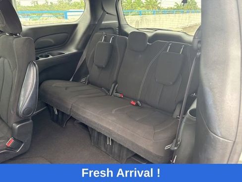 Used 2024 Chrysler Pacifica Touring FWD image 4
