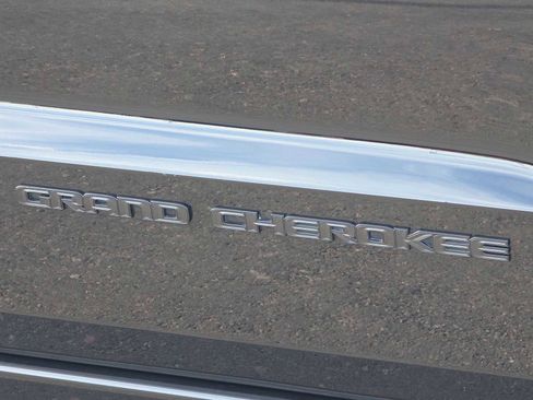 Used 2018 Jeep Grand Cherokee Altitude image 11